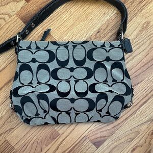 Coach Designer Women's shoulder bag
EXCELLENT CONDITION